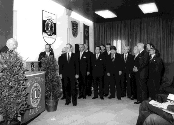 1976: Gründung des Lions Club Gelnhausen. Gründungsmitglieder: Dr. Reinhard Becker-Scheffer, Dr. Günther Bretschneider, Fritz Dehio, Oskar Erhard, Carl Friedrich, Werner Führes, Dr. Hans-Peter Hofmann, Dr. Valentin Jörg, Joachim Haupt, Rudolf Kimpel, Jürgen Krebaum, Heinrich Kreß, Dr. Hermann Michel, Dr. Richard Ott, Dr. Helmut Reis, Dr. Edmund Schmidt, Dr. Philipp Schmitt, Günther Joh, Reinhold Schmitz, Hans Zeul Lions Club Gelnhausen Gruendung 1976